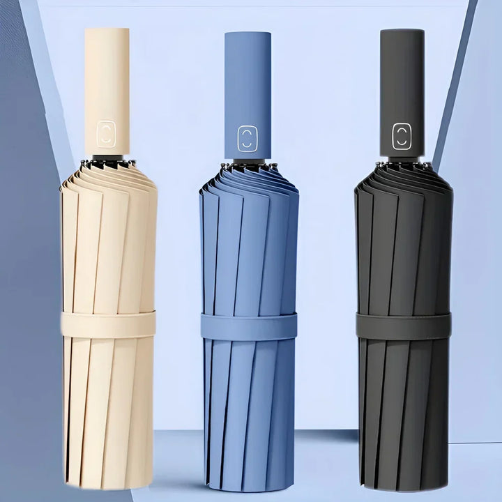 De compacte paraplu, opgevouwen en in etui; makkelijk op te bergen in rugzak of handtas.