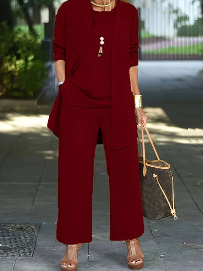 "Driedelige dames outfit grijs: chic vest, bijpassend topje en lange broek voor comfort en stijl."