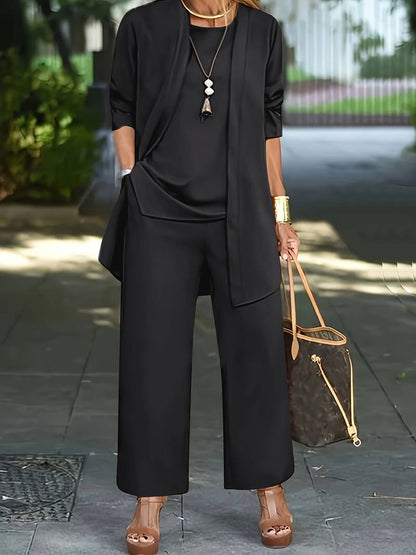 "Driedelige dames outfit grijs: chic vest, bijpassend topje en lange broek voor comfort en stijl."