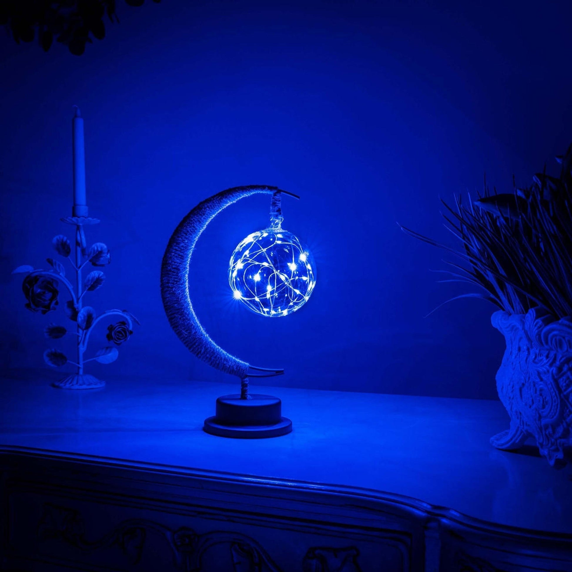 "Dromerige maanlamp van borosilicaatglas met zachte LED-gloed, creëert een betoverende sfeer op tafel."