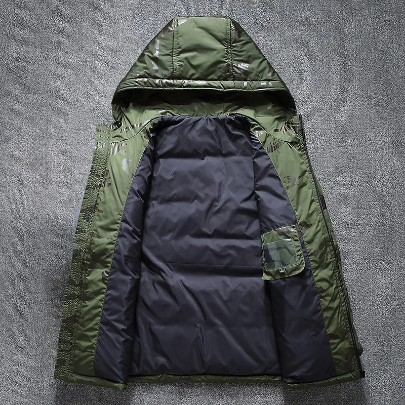 Duurzame heren buitenkleding: Alpine Schild winterjas, ideaal voor koud weer en winterse activiteiten.