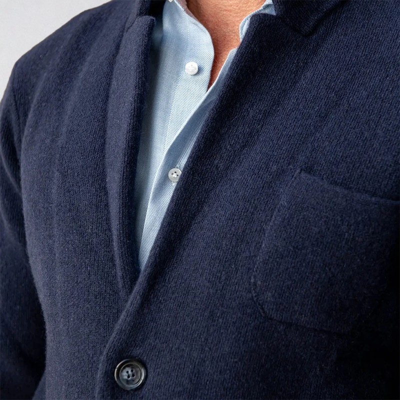 Detailopname van de stof van heren colbert Olivier, elegant en comfortabel voor elk seizoen.