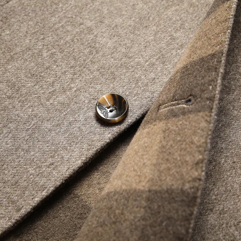 Man draagt comfortabele en stijlvolle heren winterjas, geschikt voor diverse weersomstandigheden en outfits.