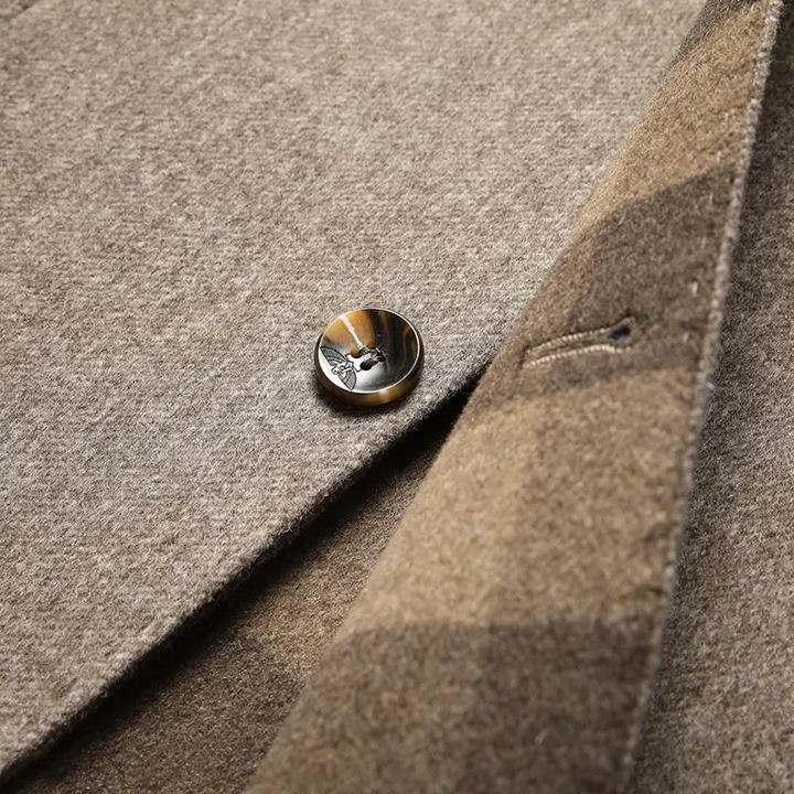 Man draagt comfortabele en stijlvolle heren winterjas, geschikt voor diverse weersomstandigheden en outfits.
