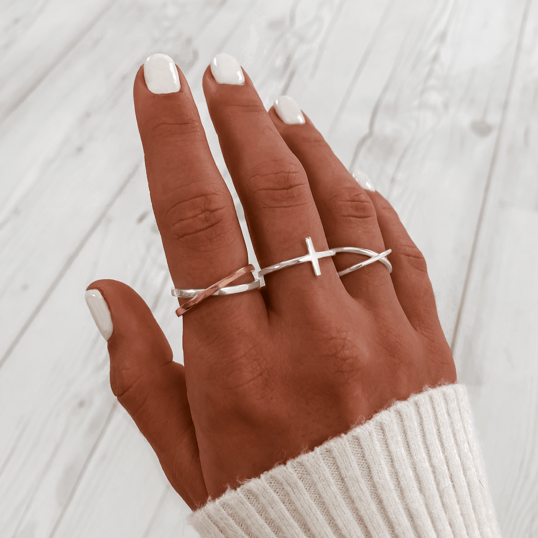Vergulde en zilveren dames kruisring; een modern, elegant sieraad. Trendy Calindra ring.
