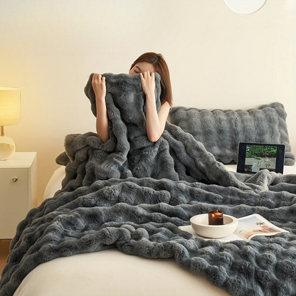 "Dubbelzijdige fleece deken, zachte pluche textuur, in roze kleur, past stijlvol in elk interieur, warm en comfortabel."