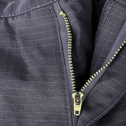 "Duurzame donkergrijze cargo zomerbroek voor mannen, zijaanzicht met multifunctionele zakken en comfortabele pasvorm."