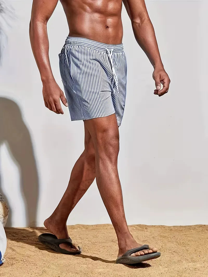 Casual heren zwembroek met levendig streepdessin, comfortabel voor zwembad of strandvakantie.