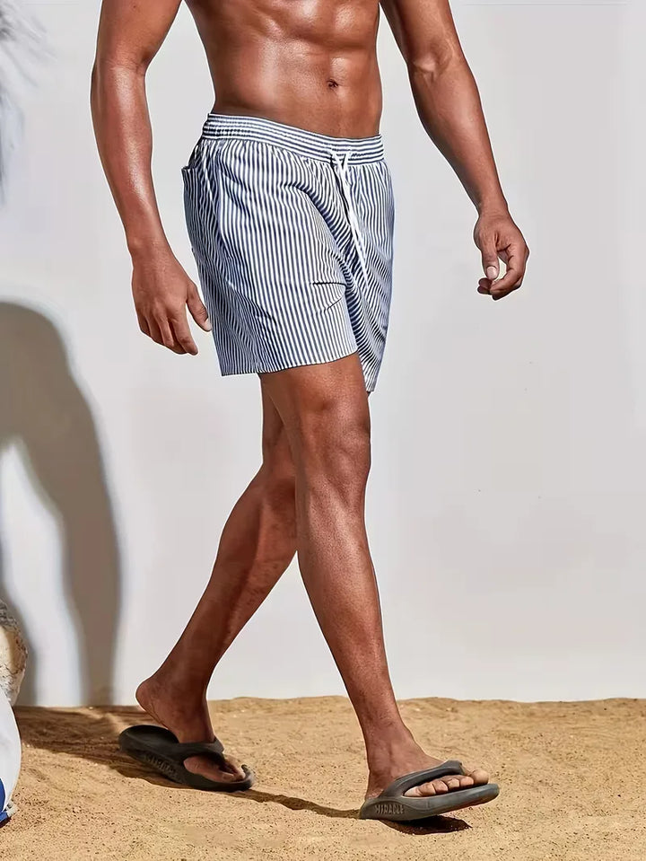 Casual heren zwembroek met levendig streepdessin, comfortabel voor zwembad of strandvakantie.