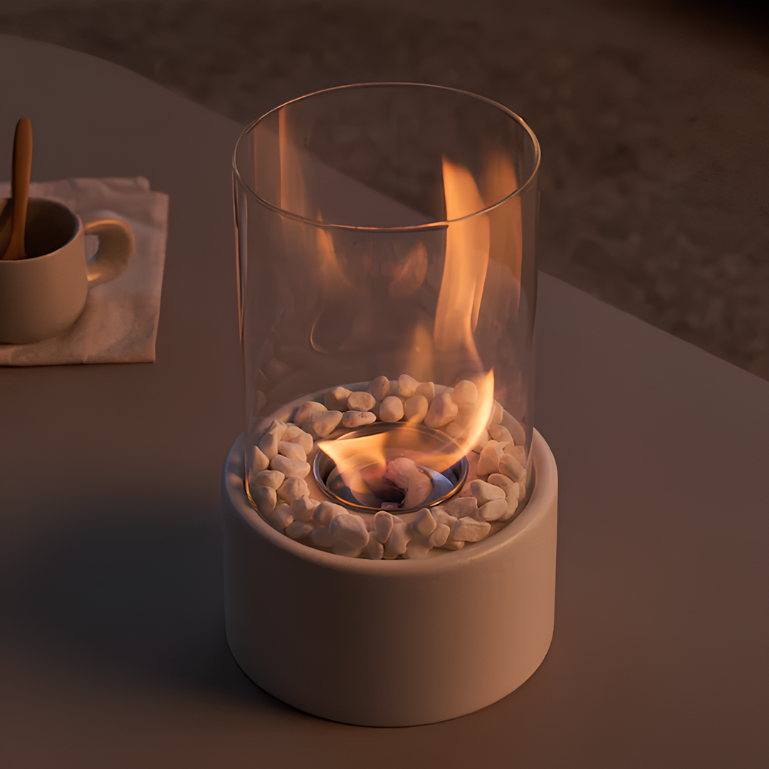 Elegante metalen olielamp van glas, Lumora, biedt warme open vlam verlichting voor thuis.