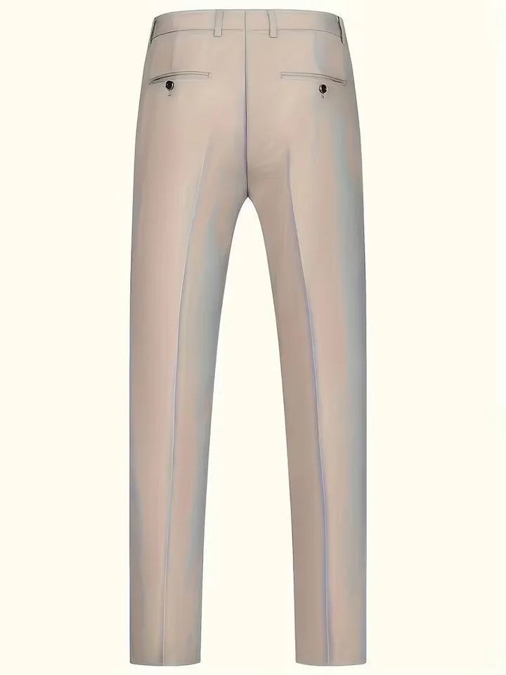 Zakelijk slim fit kostuum, tweedelig met colbert en pantalon, voor een scherpe, professionele look.