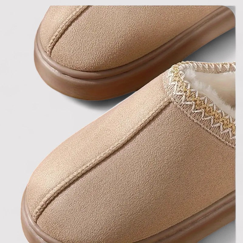Binnenkant van de comfortabele pantoffels toont pluche voering voor ultiem voet comfort en luxe.