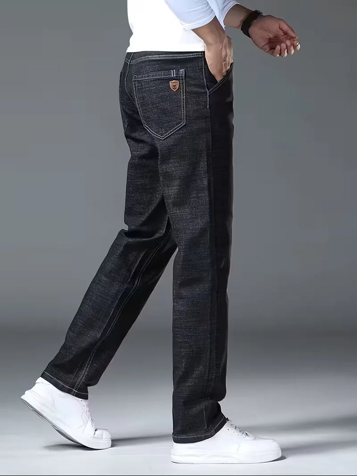Casual heren straight jeans in donkergrijs, met rechte pijp en zichtbare stiksels, voor een relaxte stijl.