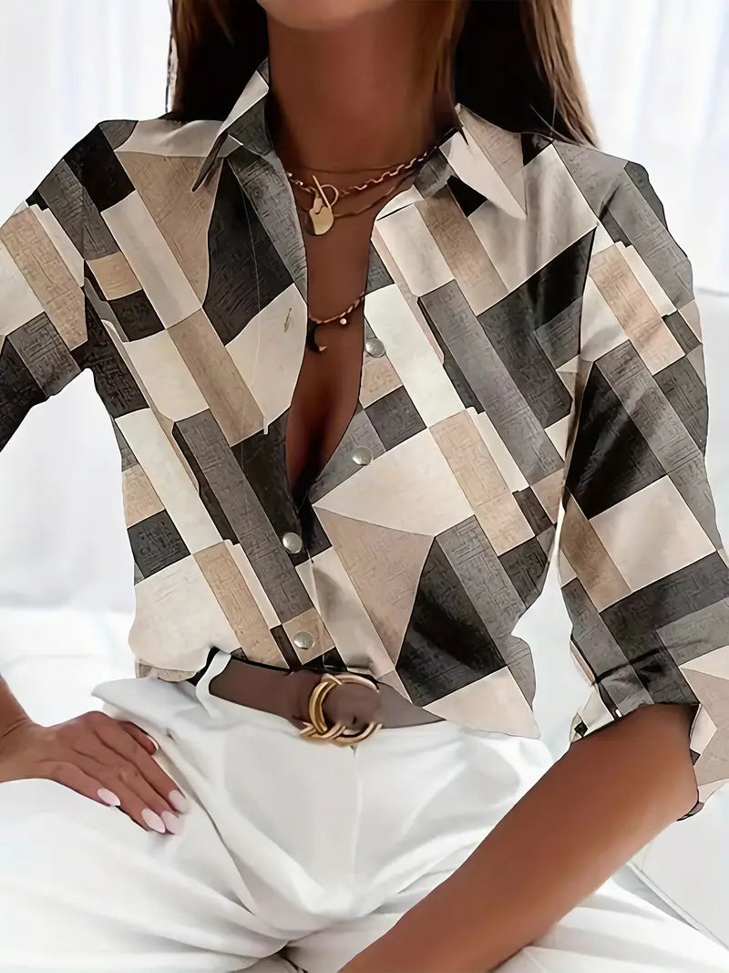 Chic casual damesblouse met uniek patroon, gedragen in een ontspannen zomerse setting.