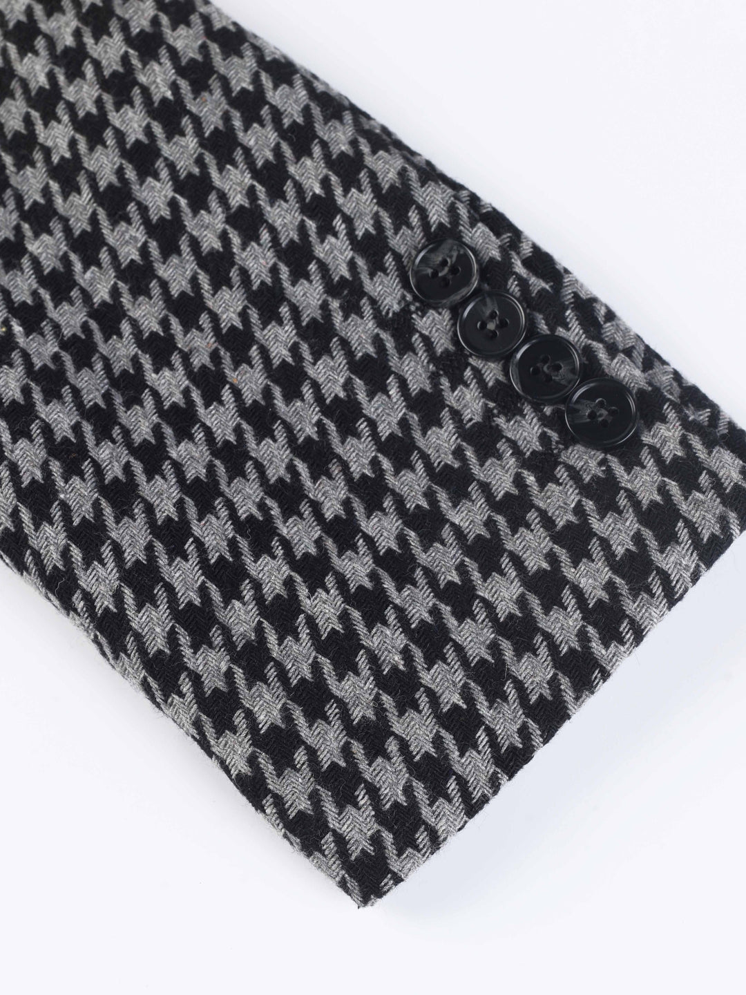 Close-up van de geruite stof van heren blazer Oliver, toont fijn ruitpatroon en hoogwaardige textuur, stijlvolle mannenmode.
