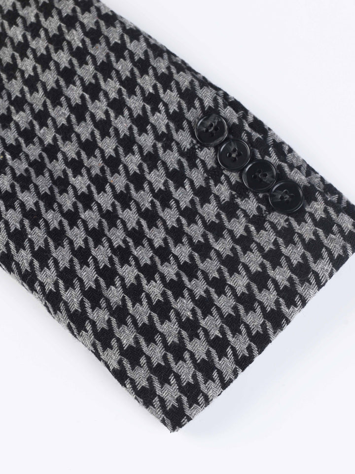 Close-up van de geruite stof van heren blazer Oliver, toont fijn ruitpatroon en hoogwaardige textuur, stijlvolle mannenmode.
