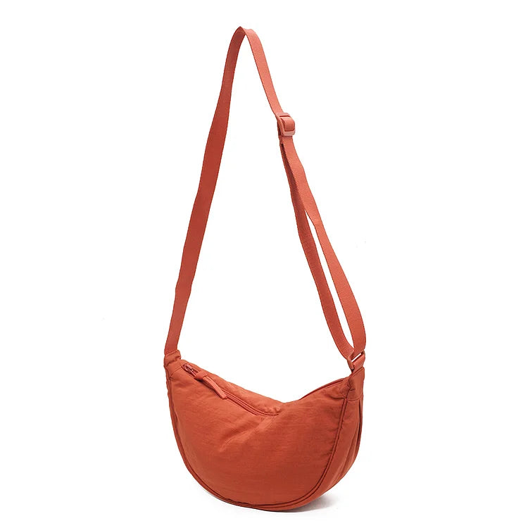 Stijlvolle lichtgewicht dumpling schoudertas voor dames, compact en praktisch als handtas.