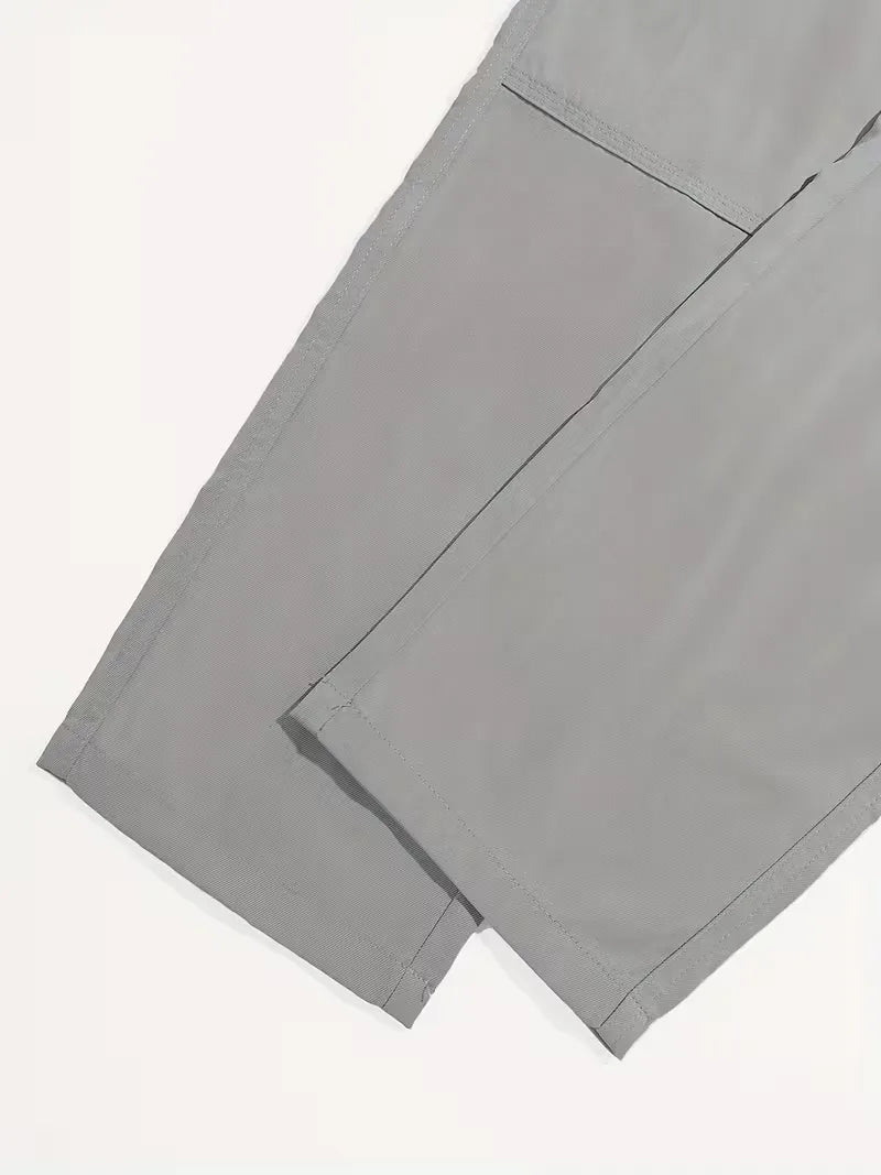 Stijlvolle lichtgrijze heren cargo broek met klepzakken, geschikt voor lente, zomer en herfst.