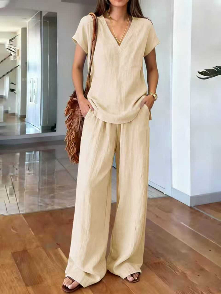 Afbeelding van een complete casual linnen tweedelige set voor dames, bestaande uit een top en broek.