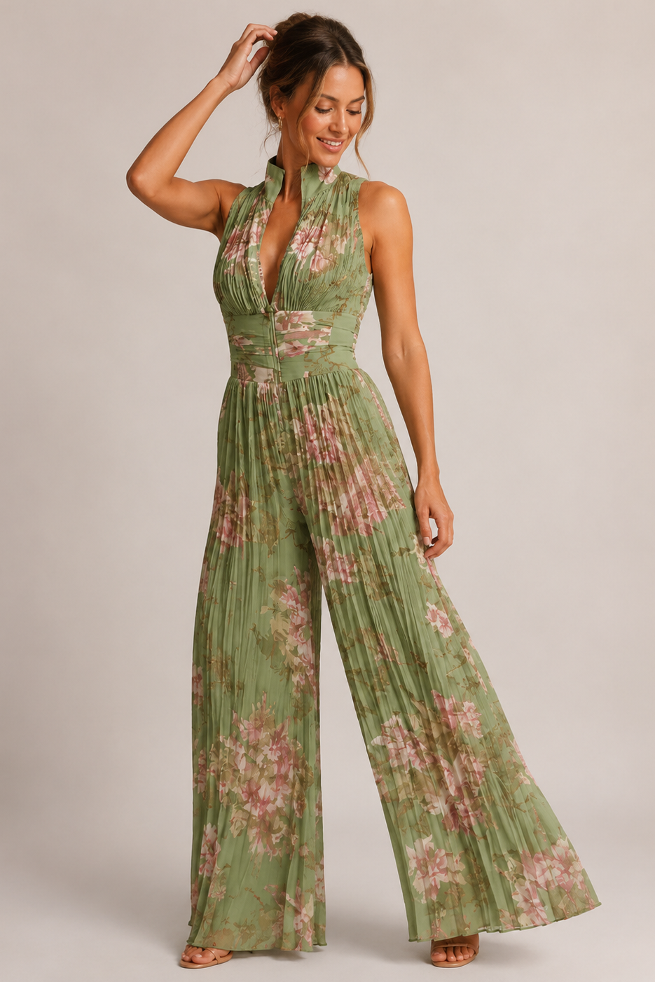 Modieuze dames jumpsuit met geplooide halterhals en zwierige wijde pijpen. Ideaal als feestkleding.