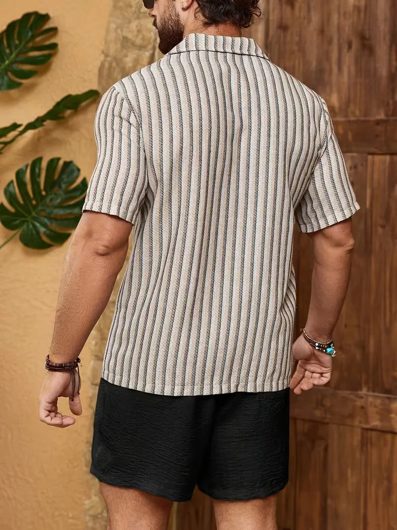 Abrikooskleurige heren zomer set met gestreept shirt en comfortabele short; perfect voor ontspannen dagen.
