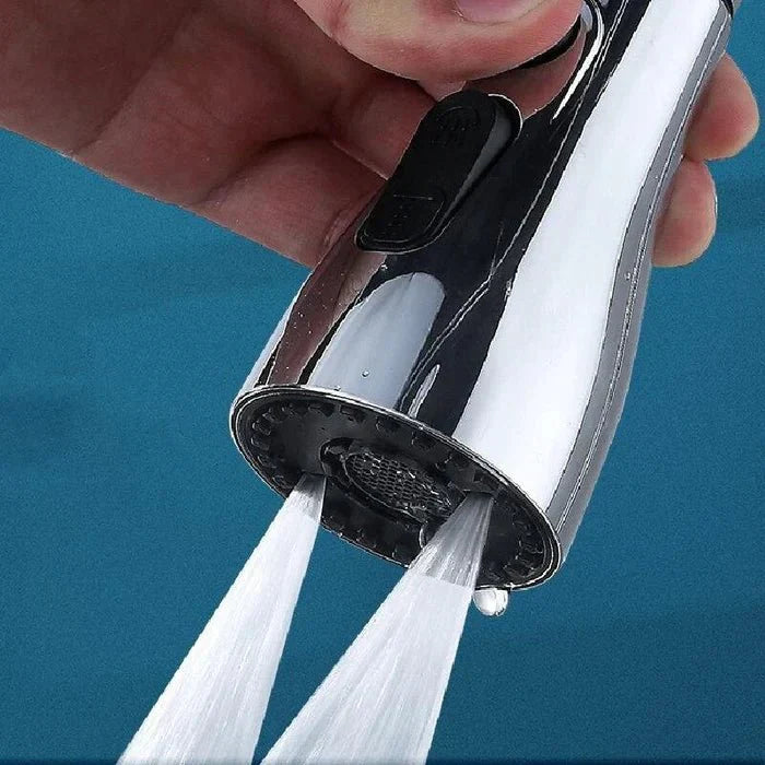 Detail van de roestvrijstalen kraankop met knop voor 3 water sproeistanden, 360° draaibaar.