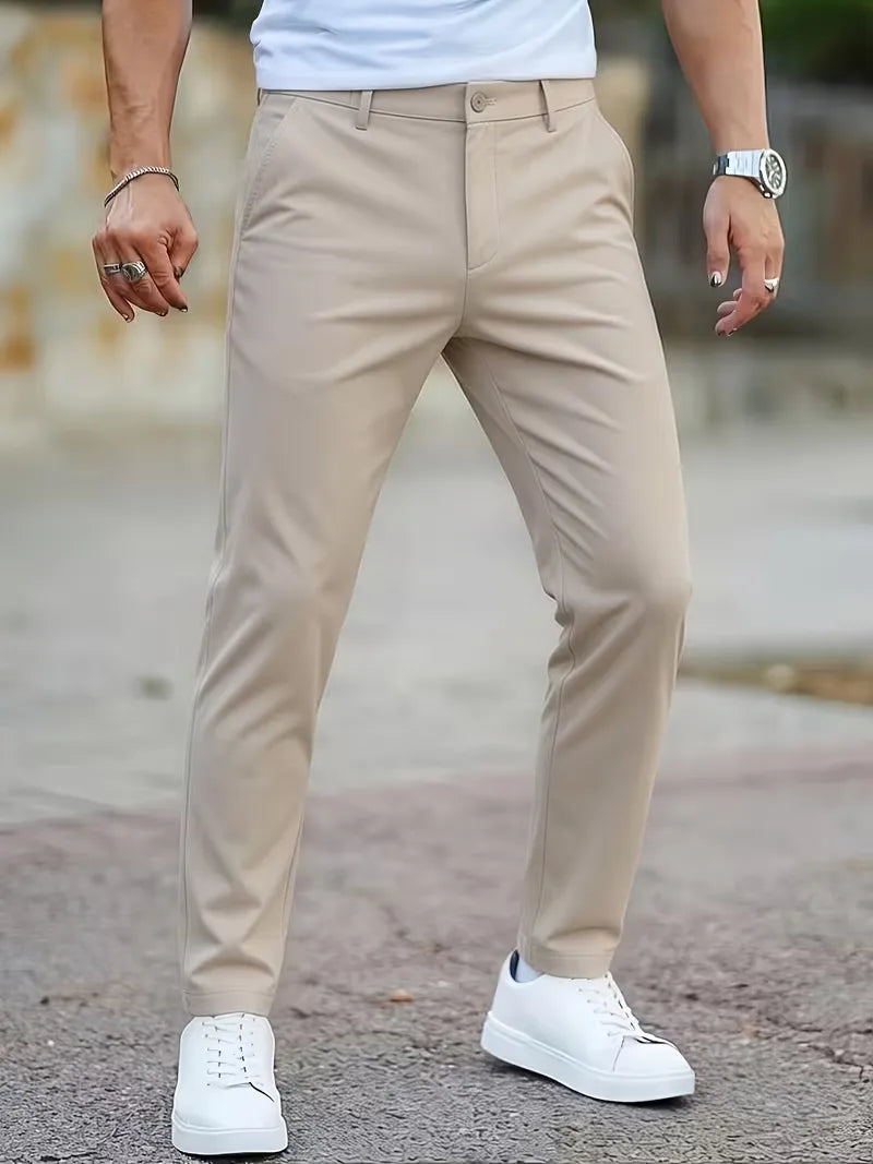 Comfortabele slim fit beige chino herenbroek met taps toelopende pijpen, stijlvol en veelzijdig voor elke dag.