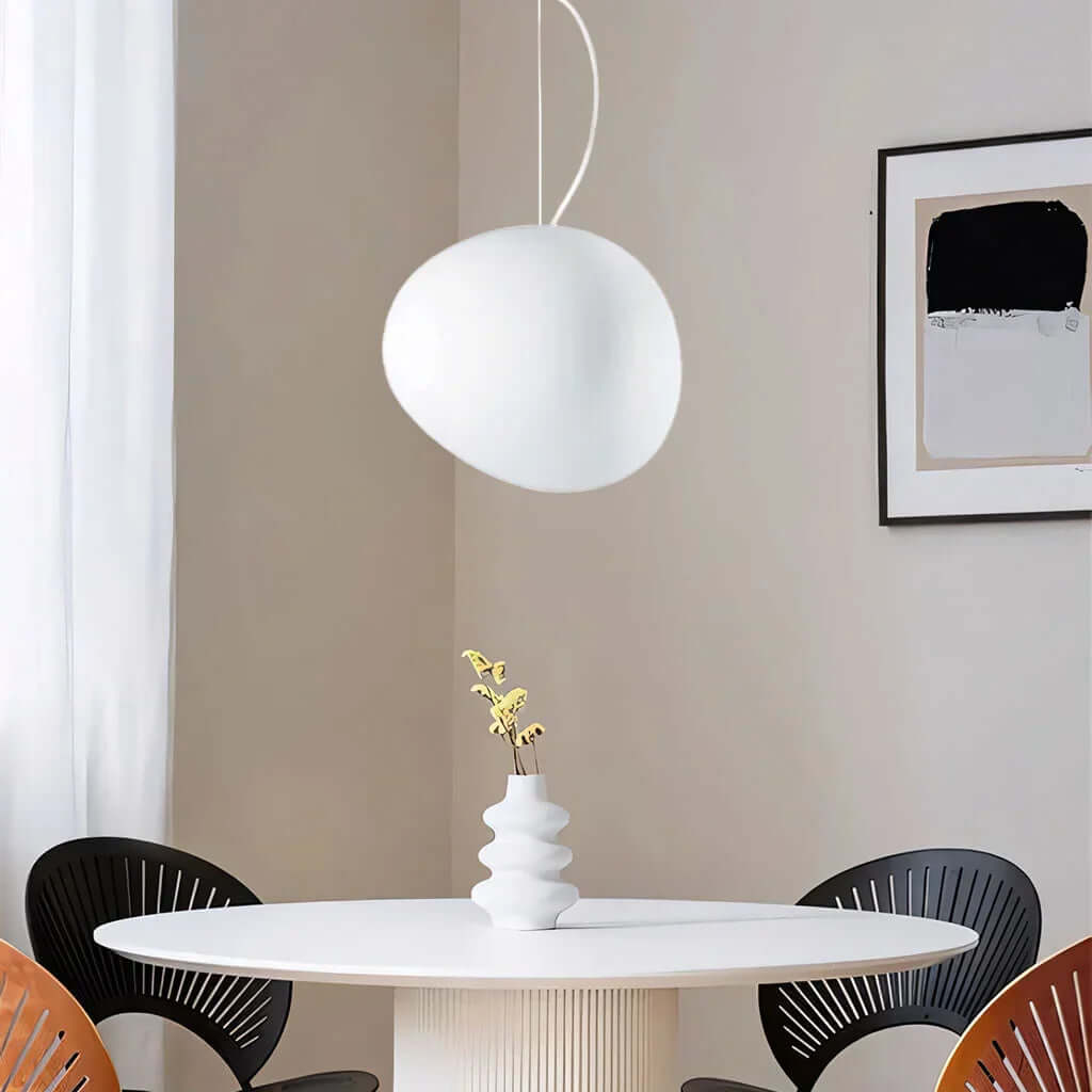 Moderne kiezel hanglamp in wit. Perfecte designlamp voor sfeervolle verlichting van woonkamer of hal.
