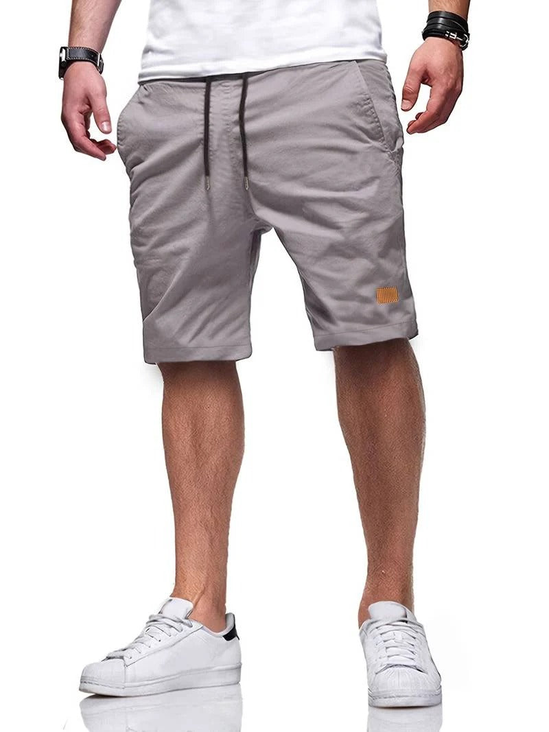Opgevouwen heren korte broek, klaar voor je zomergarderobe. Lichtgewicht en ademend materiaal.