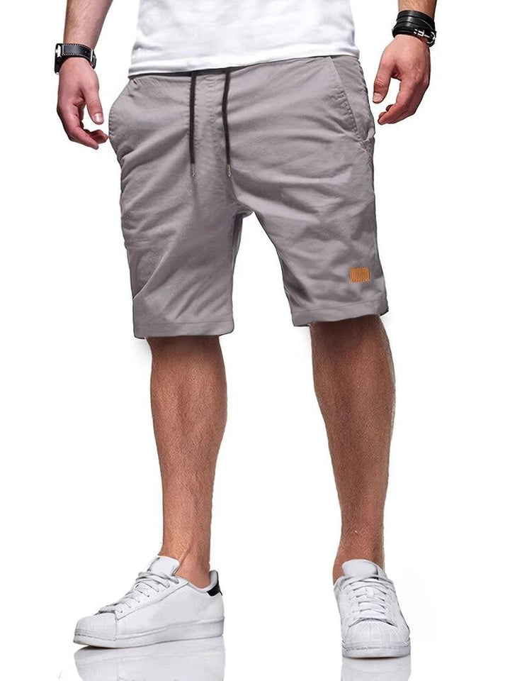 Opgevouwen heren korte broek, klaar voor je zomergarderobe. Lichtgewicht en ademend materiaal.