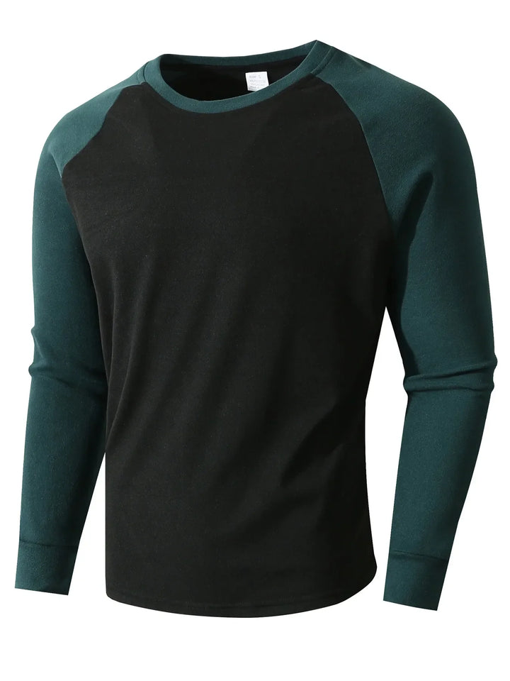 Detail van het tweekleurige heren thermoshirt met lange mouwen en ronde hals. Warme en modieuze herenmode.