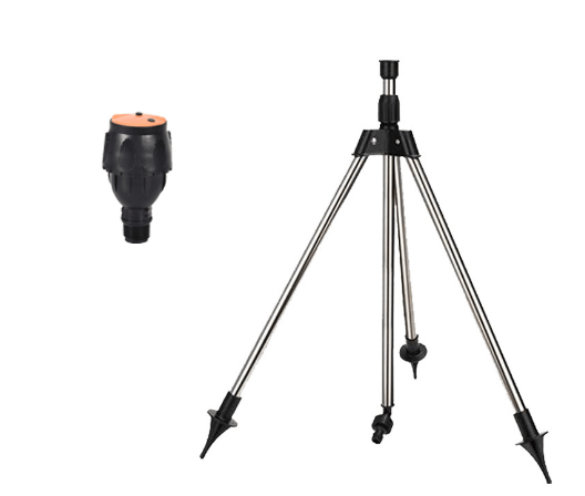 Eenvoudig op te zetten tuinsproeier met driepoot, klaar voor irrigatie van je tuin of gazon.