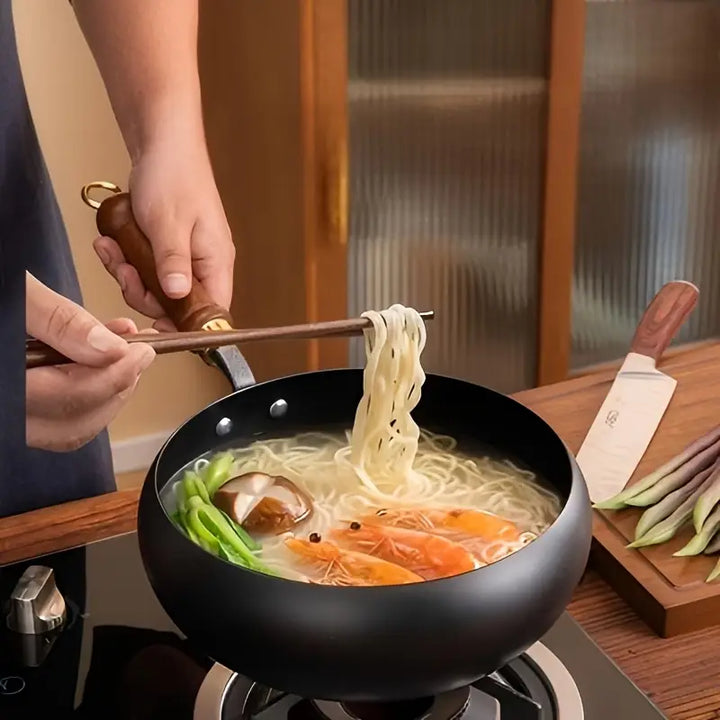 Robuuste Cuyun gietijzeren wok, handgemaakt, anti-aanbak en PFAS-vrij, voor duurzaam koken.