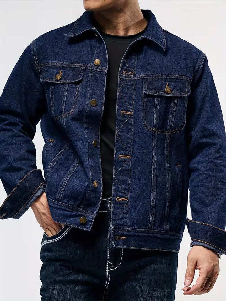 Man draagt casual heren spijkerjack lange mouwen, regular fit, veelzijdig voor dagelijkse stijl.