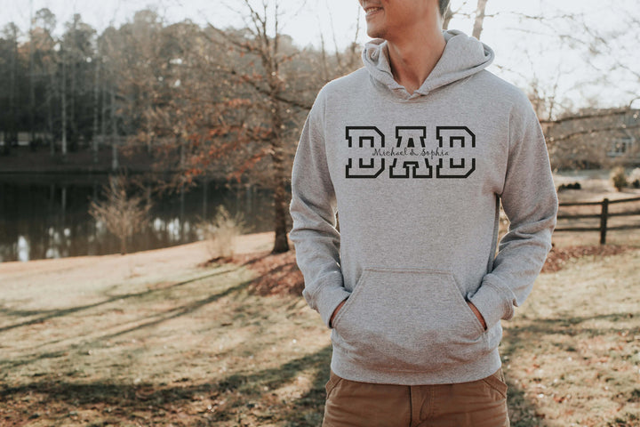 Stijlvolle PapaHug hoodie met namen, gepersonaliseerde kleding voor Vaderdag.