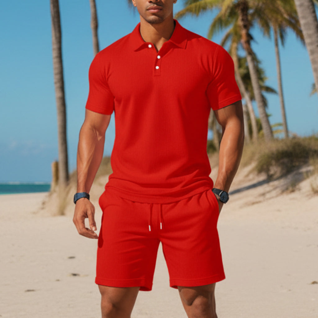 Sportieve heren zomeroutfit: poloshirt met korte mouw en bijpassende shorts. Losse pasvorm, ideaal voor warm weer.