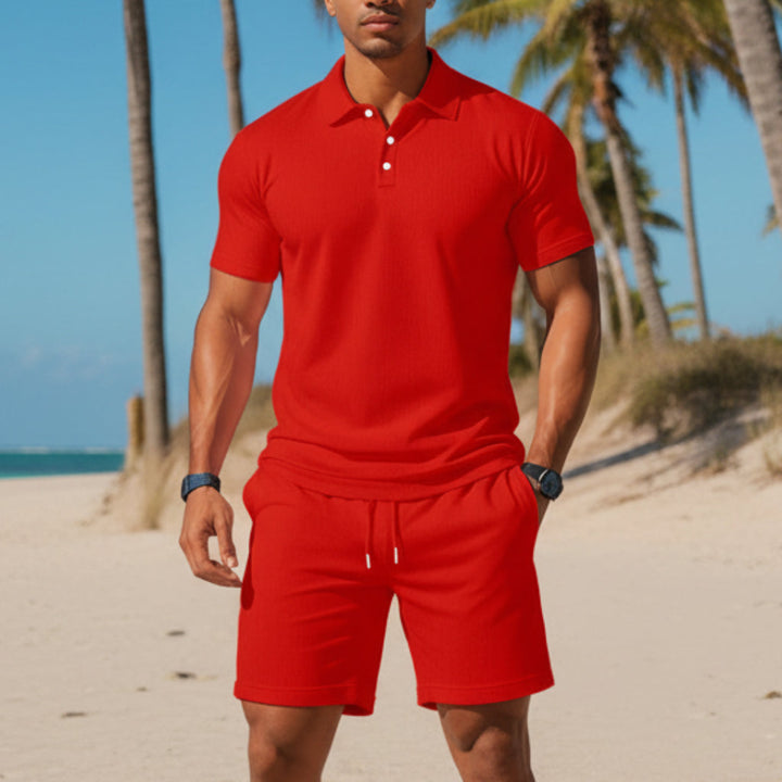 Sportieve heren zomeroutfit: poloshirt met korte mouw en bijpassende shorts. Losse pasvorm, ideaal voor warm weer.