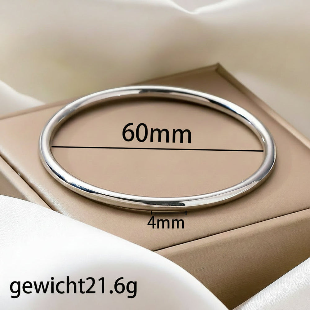 Goudkleurige minimalistische damesarmband. Hoogglanzend roestvrij staal sieraad, stijlvol mode accessoire.