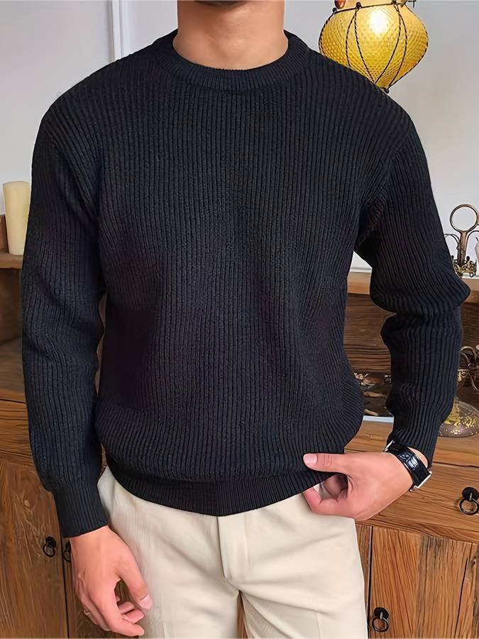 Model toont warme gebreide heren trui uit de nieuwe collectie. Stijlvol en comfortabel voor de winter.