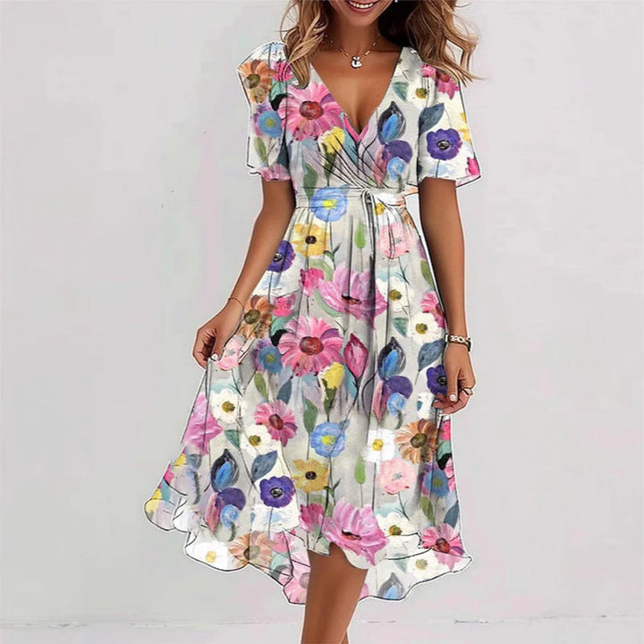 Zomerse damesjurk met heldere bloemenprint, V-hals en tijdloos A-lijn silhouet.