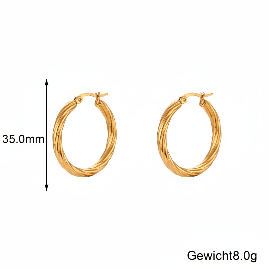 Minimalistische gouden dames oorringen met uniek gedraaid C-vormig design, van duurzaam roestvrij staal.