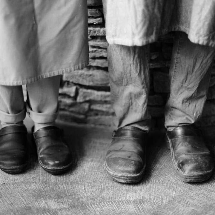 Stijlvolle zwarte leren herenslippers Elias, casual, antislip en modern design.