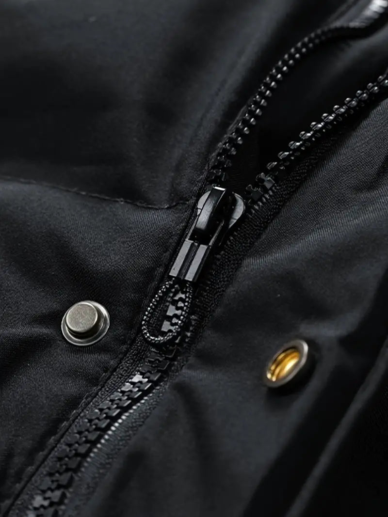 Detailfoto van de capuchon op een comfortabele heren lange puffer winterjas in het grijs.