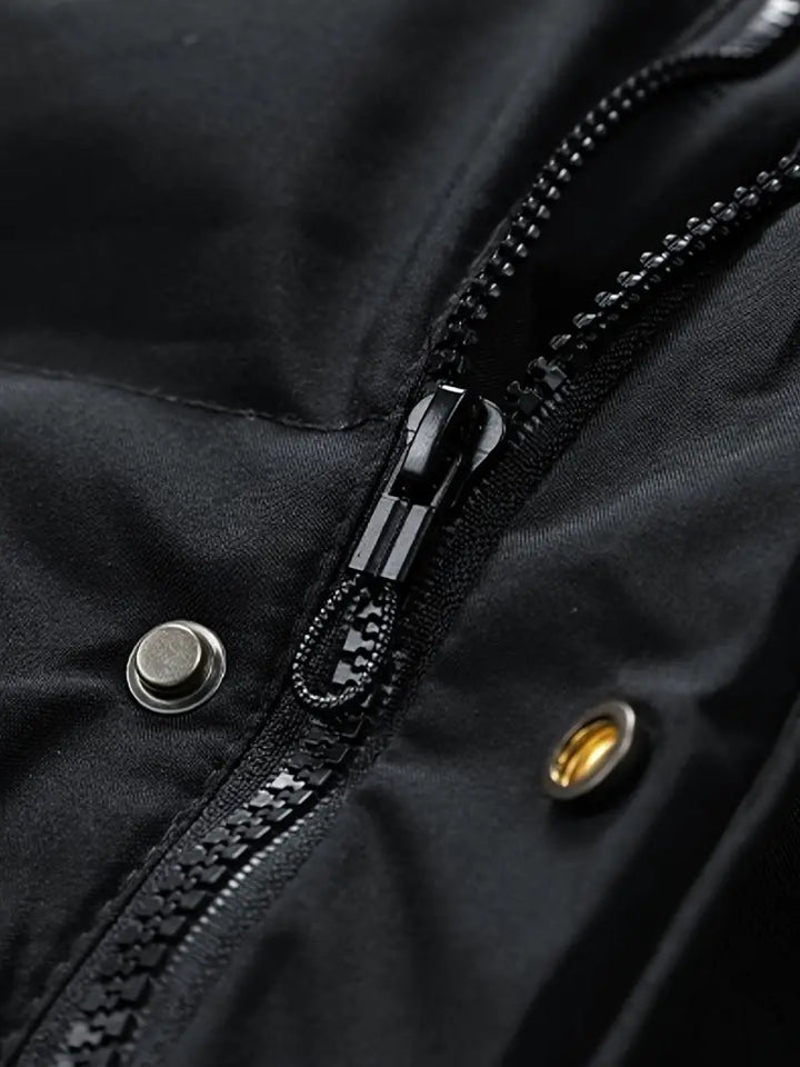Detailfoto van de capuchon op een comfortabele heren lange puffer winterjas in het grijs.