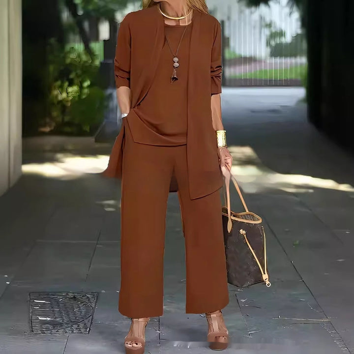 Casual chic damesset. Driedelig ensemble met wijde broek voor comfortabele en elegante kleding.