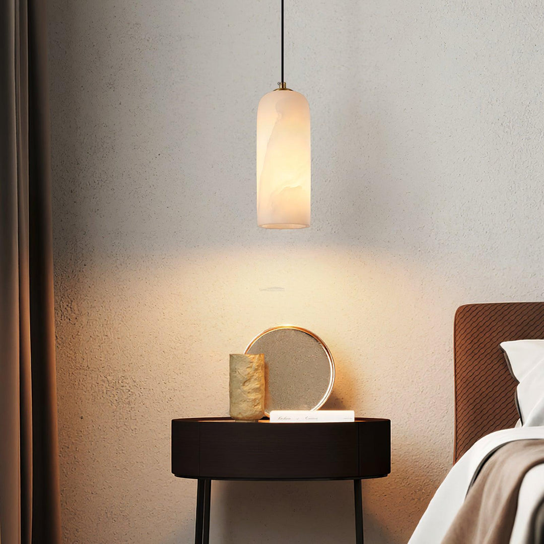Design hanglamp in albast en messing, creëert warme sfeer in eethoek.