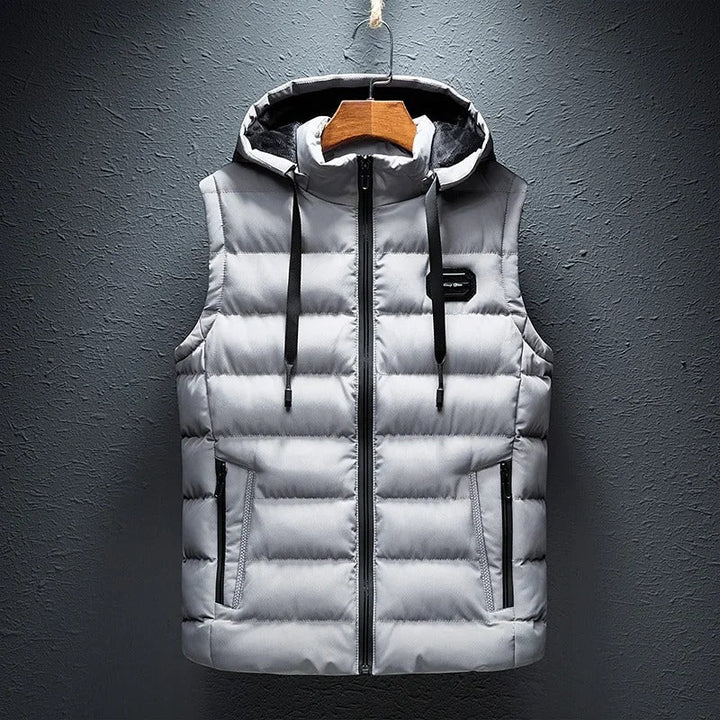 Deze stijlvolle en comfortabele heren bodywarmer met capuchon biedt optimale warmte voor casual kleding.
