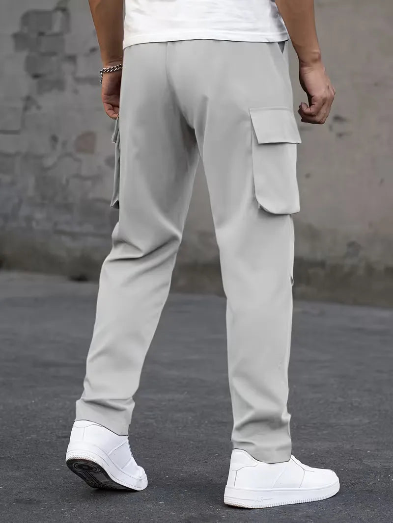 Beige herenbroek, casual cargo stijl, perfect voor lente en herfst outfits.