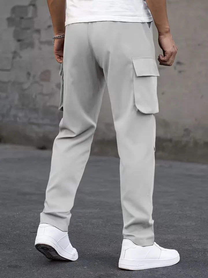 Beige herenbroek, casual cargo stijl, perfect voor lente en herfst outfits.