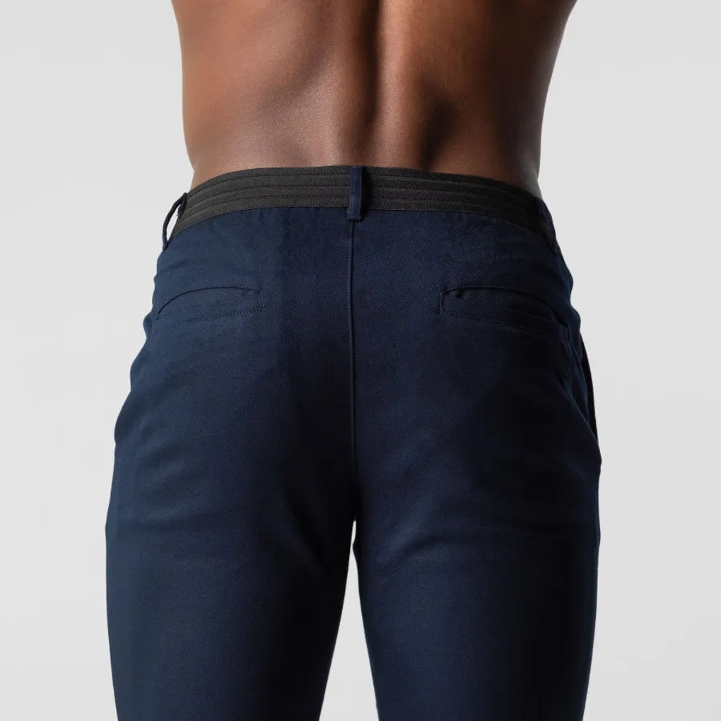 Marineblauwe heren chino, stijlvol en comfortabel, ideaal voor zakelijke of casual gelegenheden. Elegante mode.